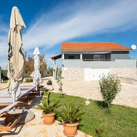 Ferienhaus Mit Privatpool Fuer 8 Personen Ca 100 Qm In Cvrljevo, Dalmatien Dalmatinisches Hinterland