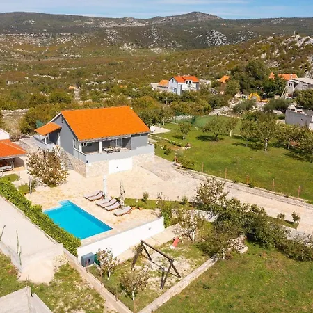 Ferienhaus Mit Privatpool Fuer 8 Personen Ca 100 Qm In Cvrljevo, Dalmatien Dalmatinisches Hinterland * Cvrljevo